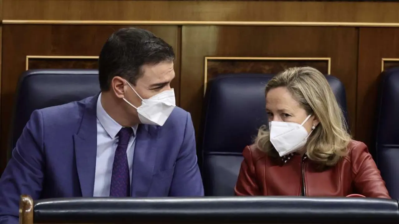 O presidente do Goberno estatal, Pedro S&aacute;nchez, e a ministra de Econom&iacute;a e vicepresidenta primeira, Nadia Calvi&ntilde;o, no Congreso. (Foto: Eduardo Parra / Europa Press)