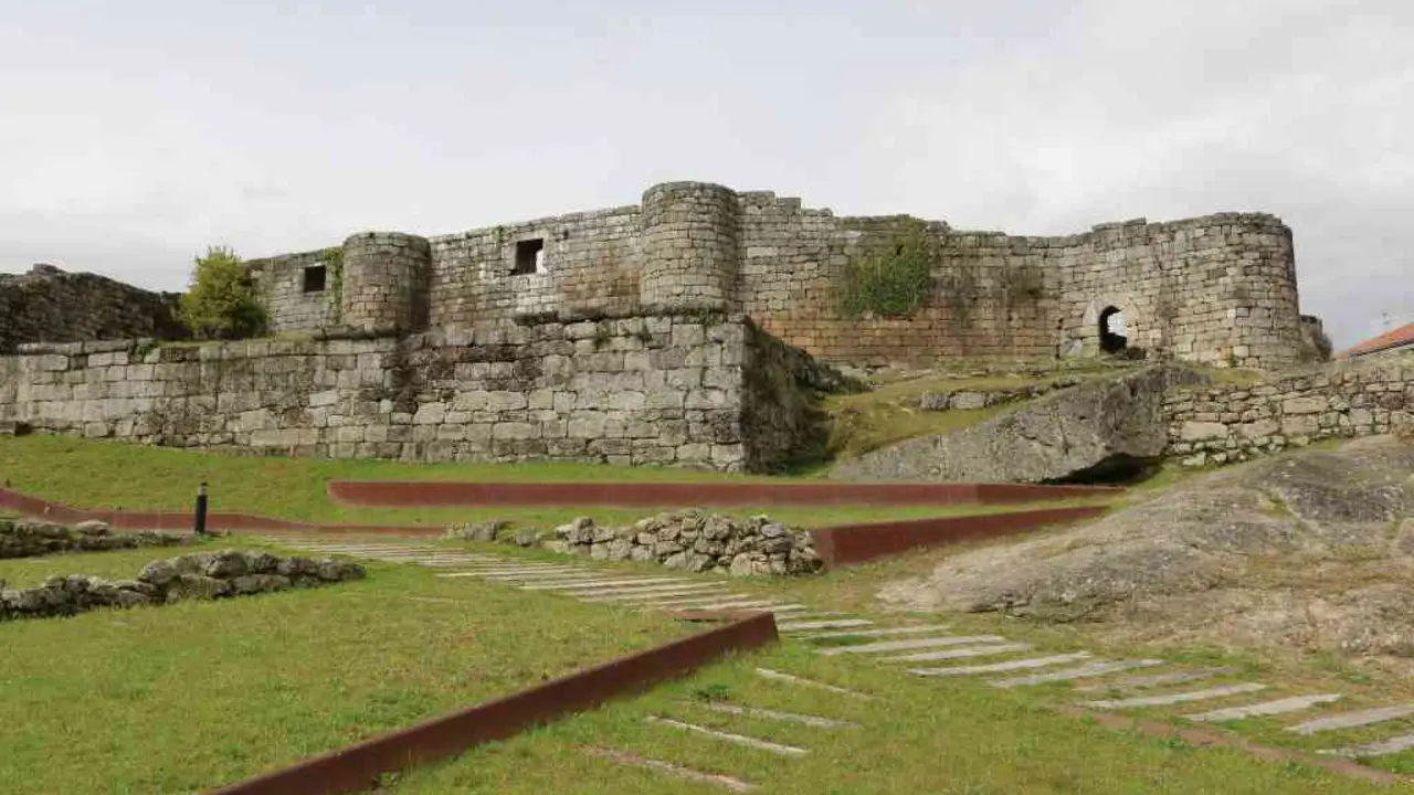 Castelo de Ribadavia constru&iacute;do a partir do s&eacute;culo XI.