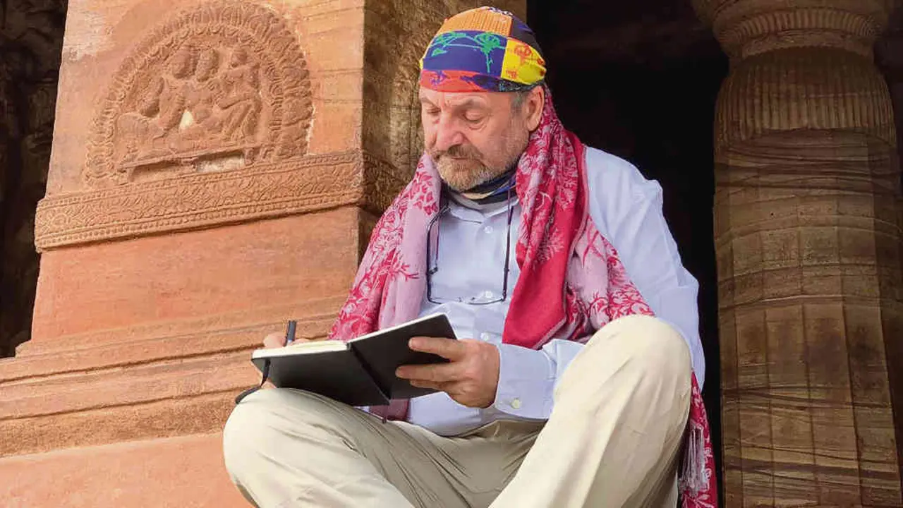 O poeta Ces&aacute;reo S&aacute;nchez nas Covas de Badami, nunha das viaxes realizadas &aacute; India para crear o novo libro (Foto: N&oacute;s Diario).