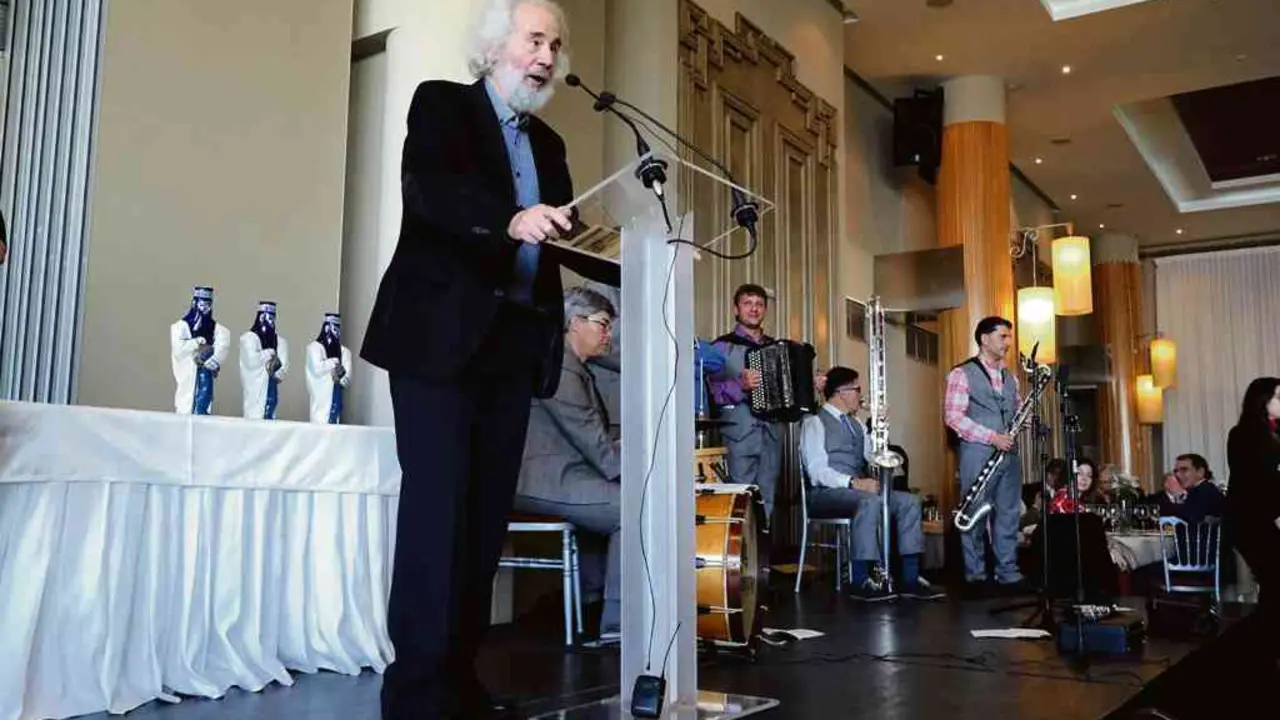 Xaqu&iacute;n Mar&iacute;n recibindo o Premio da Cr&iacute;tica Galicia de Artes Pl&aacute;sticas e Visuais, nunha imaxe de arquivo.
