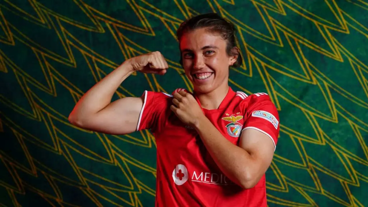 Paula Dom&iacute;nguez formouse como futbolista en Vigo, e con s&oacute; 19 anos fai as maletas para iniciar unha aventura no f&uacute;tbol portugu&eacute;s que dura at&eacute; o d&iacute;a de hoxe. (Foto: N&oacute;s Diario).