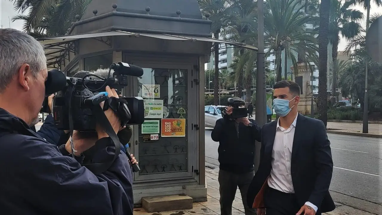 Santi Mina a s&uacute;a chegada aos xulgados de Almer&iacute;a. (Foto: Europa Press)