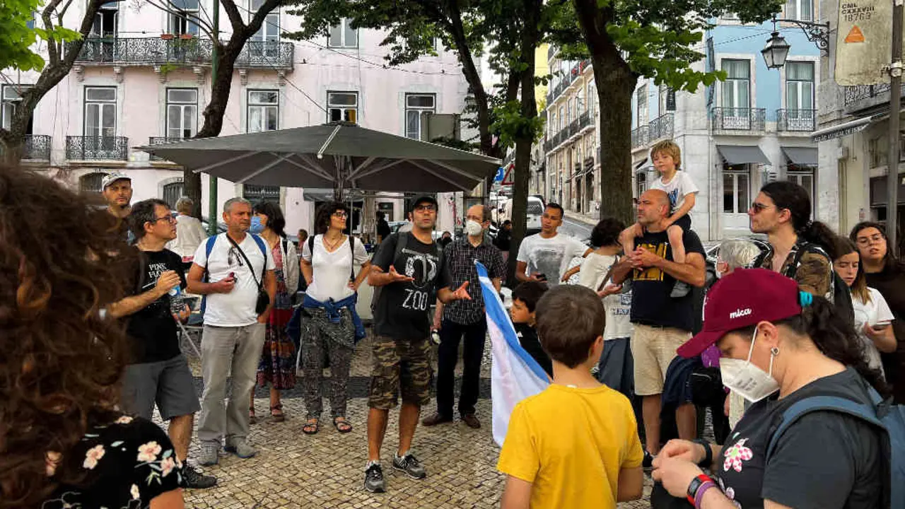 Participantes na ruta no Largo do Carmo, en Lisboa (Foto: N&oacute;s Diario).