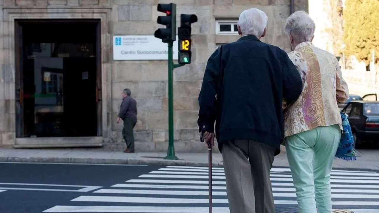 Parella de anci&aacute;ns cruza a estrada en Santiago de Compostela. (Foto: Europa Press)
