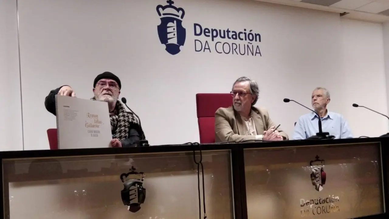 Xos&eacute; Lois V&aacute;zquez, Xurxo Couto e Anselmo L&oacute;pez Carreira, durante a presentaci&oacute;n das xornadas.  (Foto: N&oacute;s Diario).