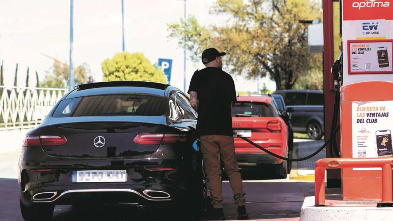 A suba da gasolina contrasta coa baixada do di&eacute;sel. (Foto: Alberto Ortega / Europa Press)