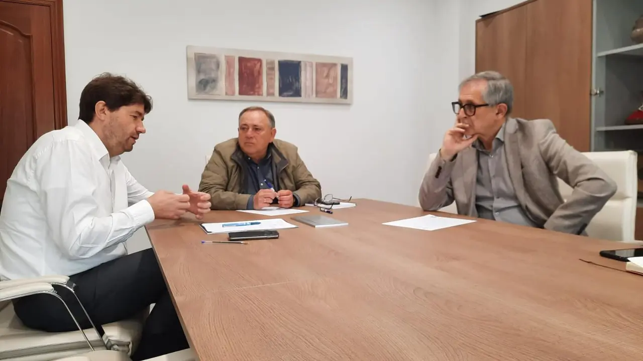 Reuni&oacute;n dos alcaldes de Carballo, Laracha e Arteixo. (Foto: N&oacute;s Diario)