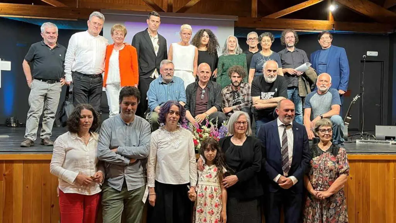 Familiares e amigos de Caba xunto a Anxo Angueira na homenaxe impulsada pola Casa Rosal&iacute;a.
