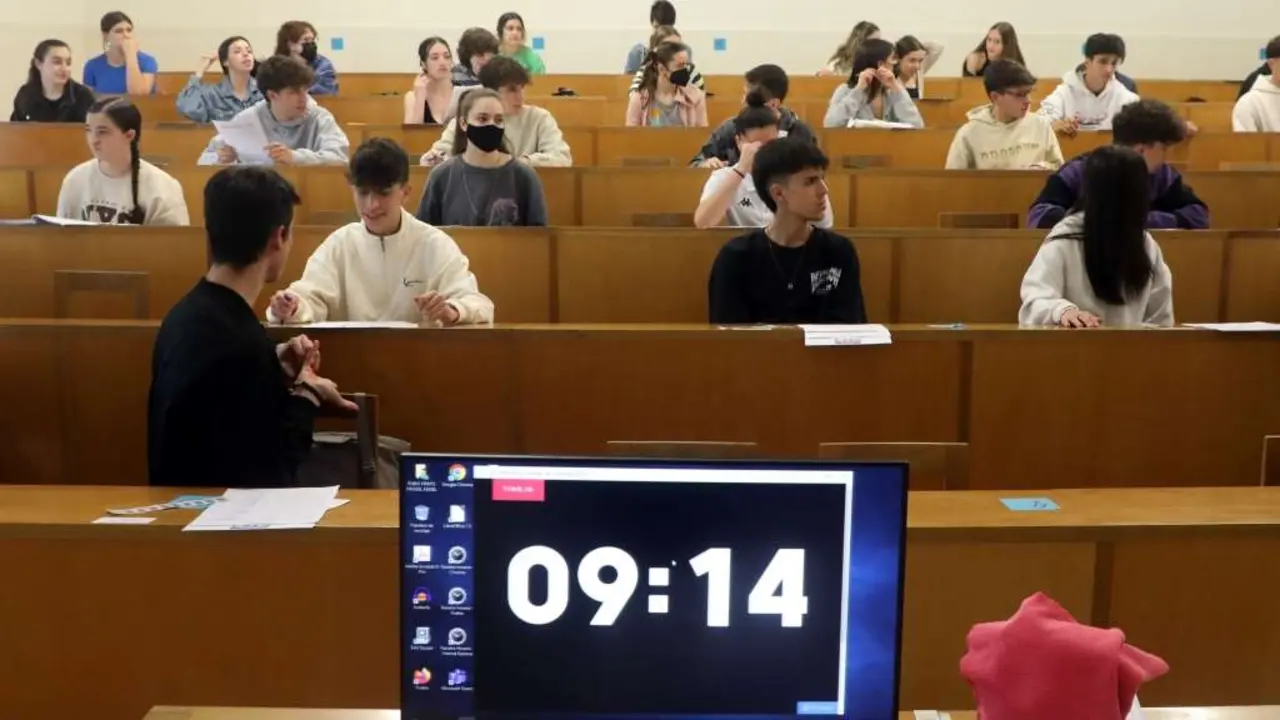 Alumnado na Facultade de Ciencias da Comunicaci&oacute;n da USC, esta terza feira, nunha das probas da Abau. (Foto: Arxina)
