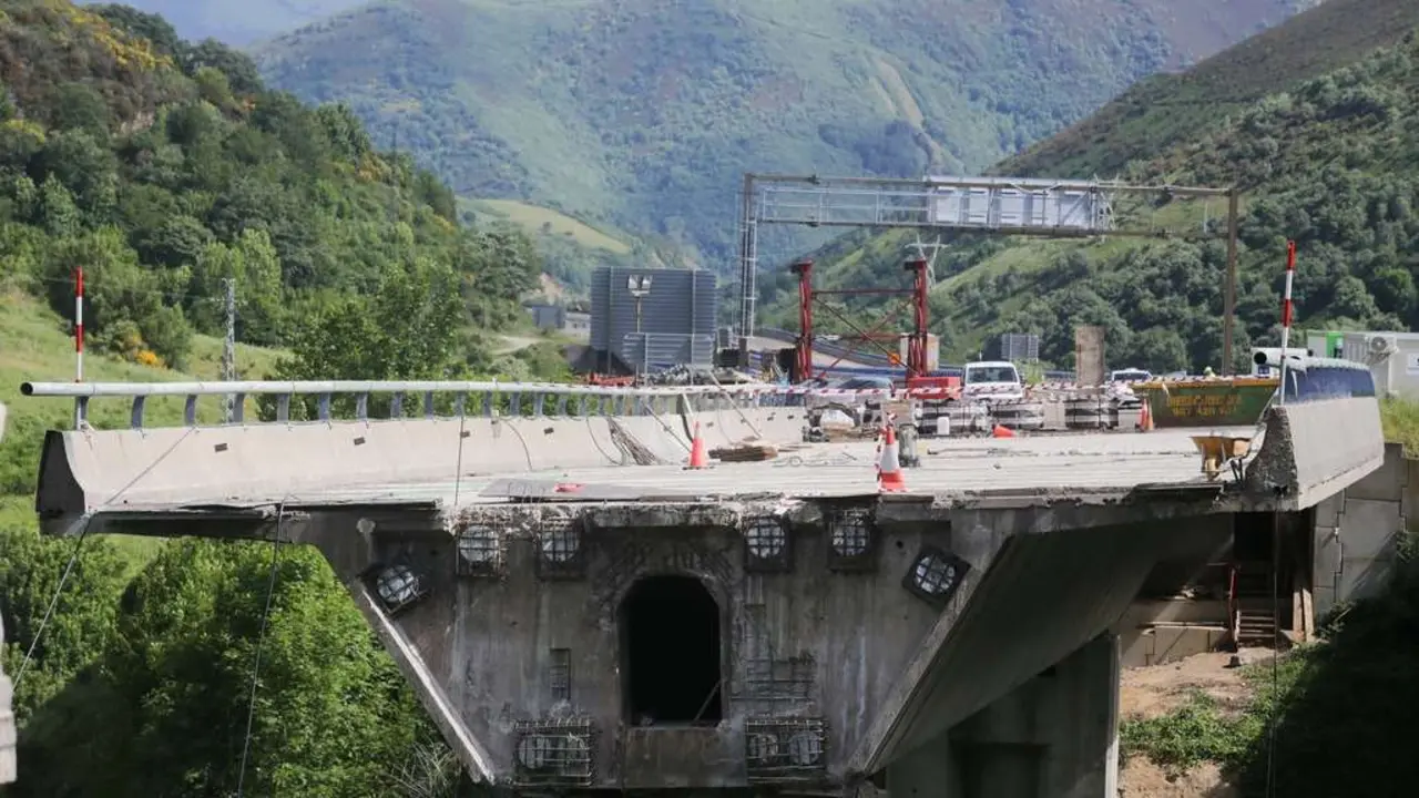 Treito afundido da ponte da A-6 ao seu paso por Pedrafita. (Foto: Carlos Castro / Europa Press)