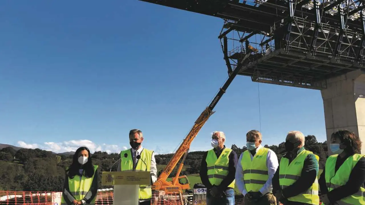O delegado do Goberno espa&ntilde;ol, Jos&eacute; Mi&ntilde;&oacute;ns, o pasado setembro en Palas de Rei comprobando o avance do viaduto do Pambre (Foto: Delegaci&oacute;n do Goberno na Galiza).