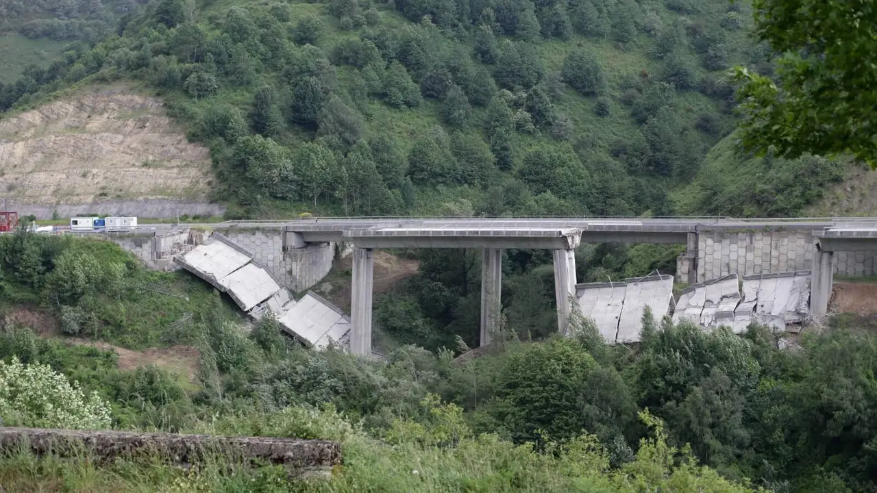 Vista xeral dos vanos ca&iacute;dos na A-6 en agosto de 2022. (Foto: Alberto V&aacute;zquez/N&oacute;s Diario)