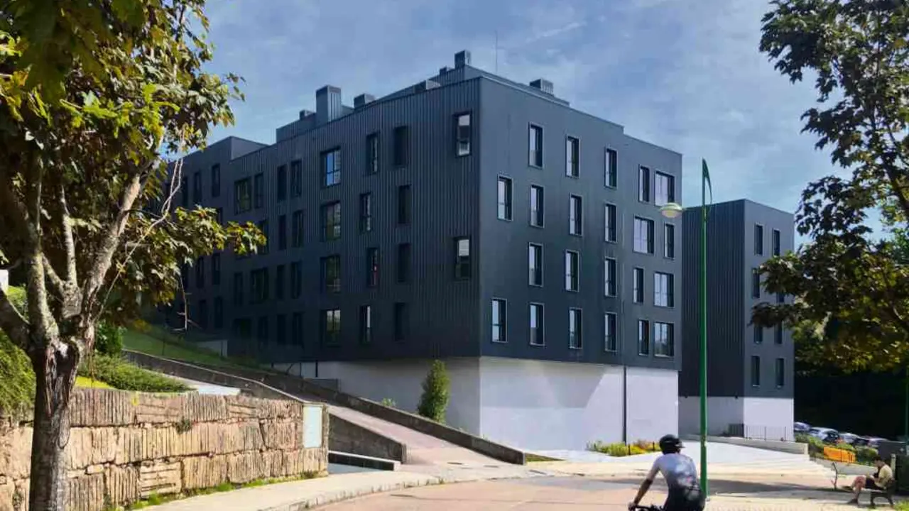 O edificio de Cambeses crea unha nova praza para a cidade de Vigo. (Foto: H&eacute;ctor Santos-D&iacute;ez)