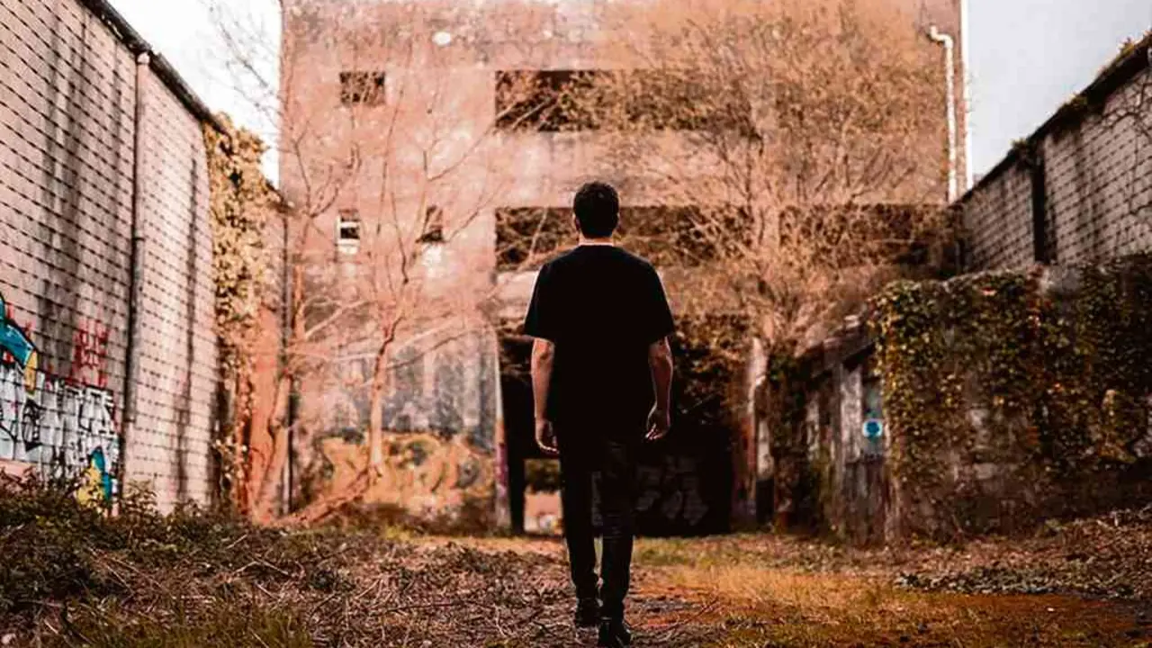 Unha imaxe do videoclip de "Chamada &aacute; l&uacute;a'.