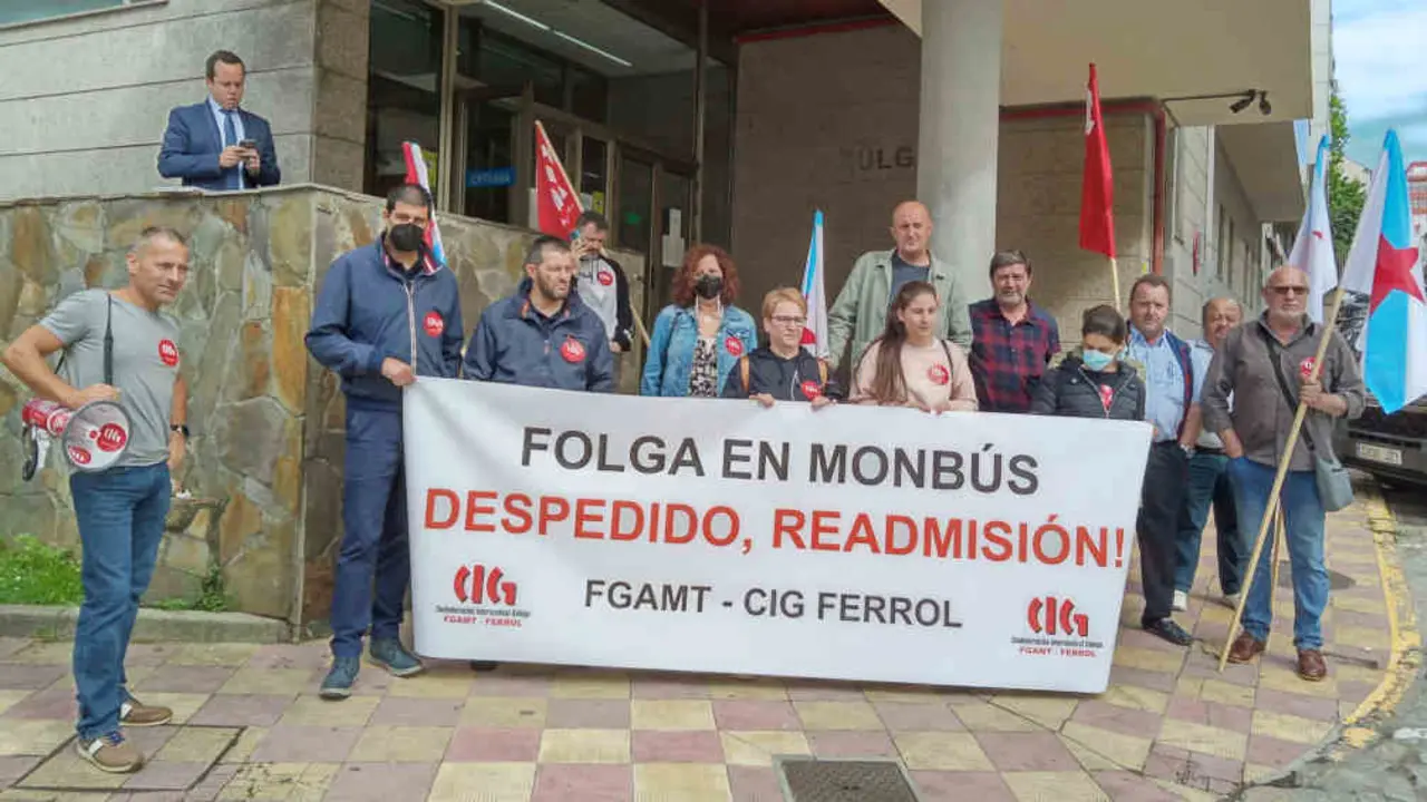Concentraci&oacute;n diante dos xulgados de Ferrol da CIG. (Foto: N&oacute;s Diario).