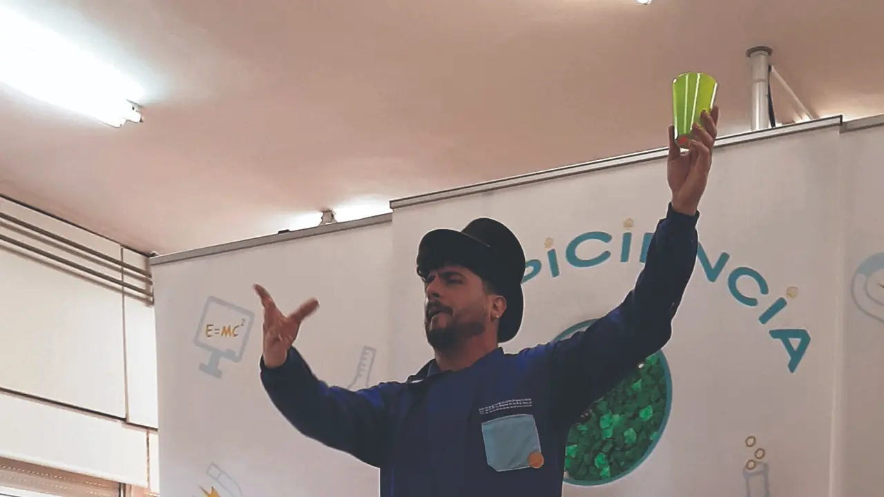 Protonio explic&aacute;ndose.