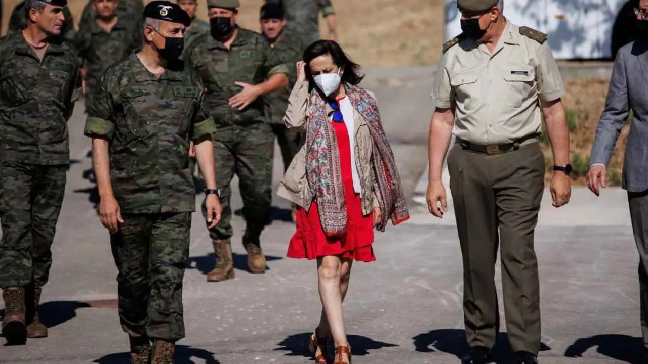 Margarita Robles, co xefe da Brigada de Paracaidisyas(I-D) El general Jefe de la Brigada Paracaidista de 'Almog&aacute;vares', Luis Jes&uacute;s Fern&aacute;ndez Herrero; la ministra de Defensa, Margarita Robles y el jefe de la Fuerza Terrestre, Jos&eacute; Rodr&iacute;guez Garc&iacute;a, a su llegada a la base &lsquo;Pr&iacute;ncipe&rsquo; de Paracuellos de Jarama para visitar la Brigada &lsquo;Almog&aacute;vares&rsquo; VI de Paracaidistas del Ej&eacute;rcito de Tierra, a 24 de junio de 2022, en Paracuellos de Jarama, Madrid (Espa&ntilde;a). Desde hace 30 a&ntilde;os, esta Brigada ha intervenido en la antigua Yugoslavia bajo el paraguas de la ONU, de la OTAN, y de la UE en la d&eacute;cada de los 90, despu&eacute;s en Kosovo, Mozambique, Afganist&aacute;n o Pakist&aacute;n. En los &uacute;ltimos a&ntilde;os, se ha desplegado en L&iacute;bano con la UNIFIL para el mantenimiento de la paz con Israel, y ha llevado a cabo en distintos periodos labores de instrucci&oacute;n de militares de ej&eacute;rcitos amigos en Mal&iacute; y en Irak. leer menos