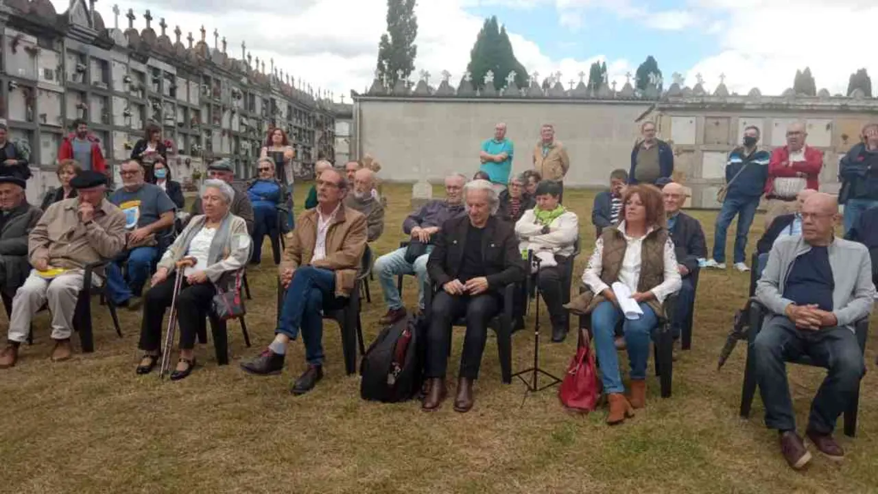 Homenaxe ao 'Gardarr&iacute;os' no cemiterio de Lourenz&aacute; (Imaxe: N&oacute;s Diario)