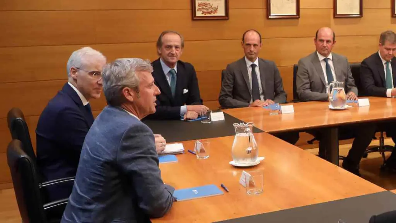 O conselleiro de Econom&iacute;a, Francisco Conde, e o presidente da Xunta, Alfonso Rueda, durante o encontro desta segunda feira con directivos de Ence (Foto: Arxina).