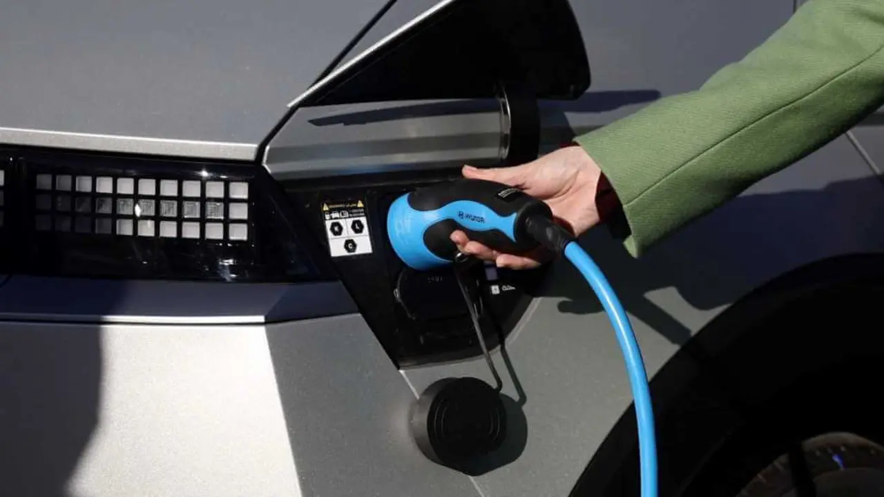 Na Galiza s&oacute; se poden atopar sete puntos de recarga para veh&iacute;culos el&eacute;ctricos de acceso p&uacute;blico e de alta potencia (Foto: Eduardo Parra / Europa Press).