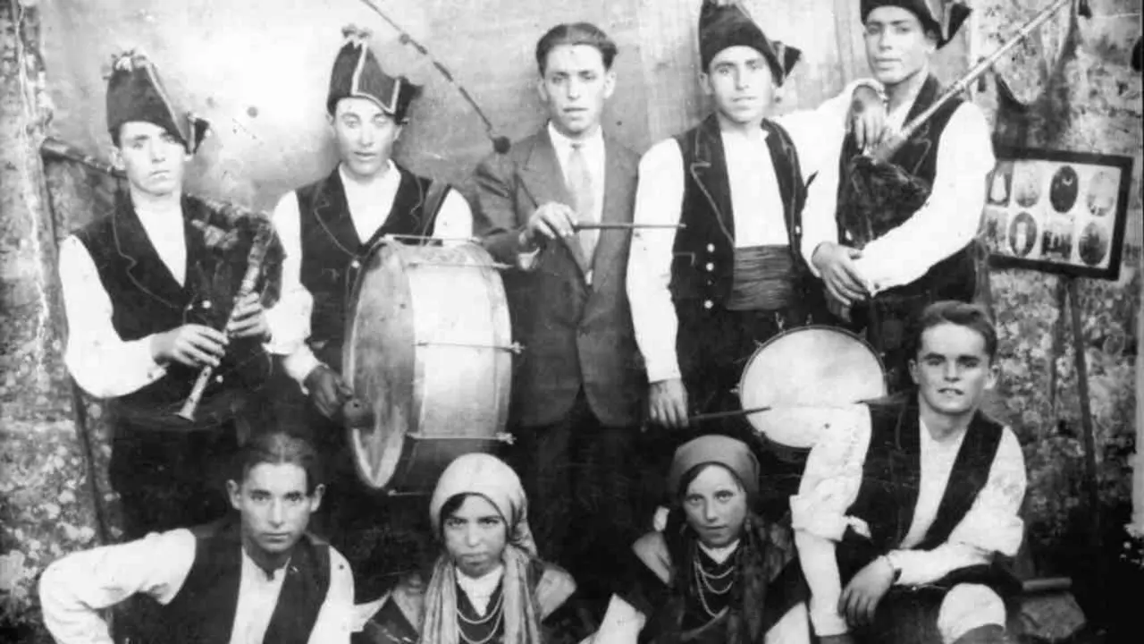Os Dezas de Moneixas nunha fotograf&iacute;a hist&oacute;rica.