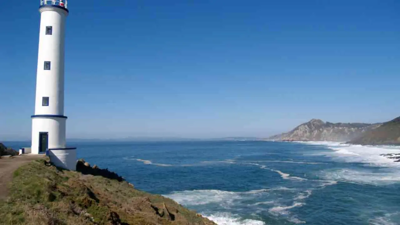Faro de cabo Home, ao fondo o monte do Facho de Don&oacute;n, na Costa da Vela (Foto: N&oacute;s Diario).
