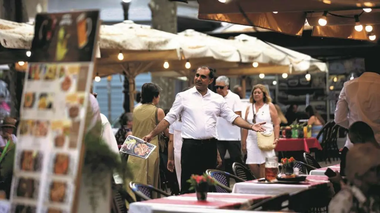 A ca&iacute;da do poder adquisitivo afecta especialmente aos profesionais da hostalar&iacute;a. (Foto: Europa Press)