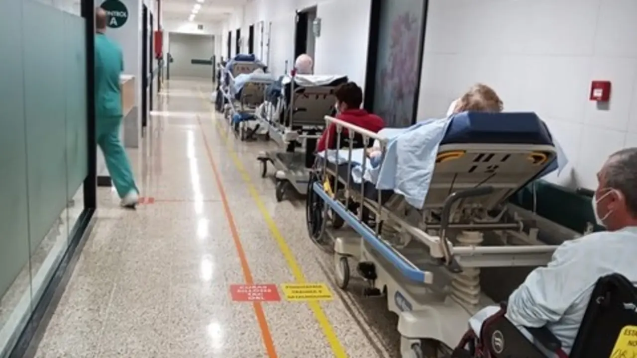 Pacientes amoreados nos corredores das Urxencias do Hospital Cl&iacute;nico de Santiago. (Foto: Asociaci&oacute;n de Pacientes do CHUS)