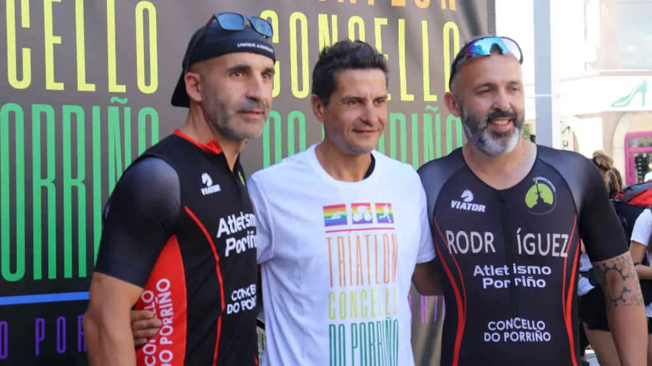 Iv&aacute;n Ra&ntilde;a, no centro, no Porri&ntilde;o (Foto: Concello do Porri&ntilde;o).