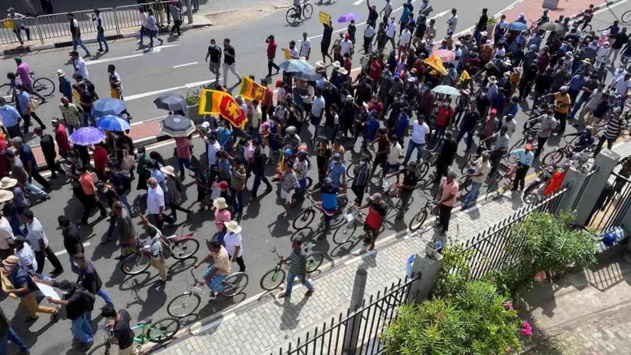 Manifestantes durante as protestas que esixen a dimisi&oacute;n do presidente Gotabaya Rajapaksa. (Foto: Scott Bailey/AAP/dpa)