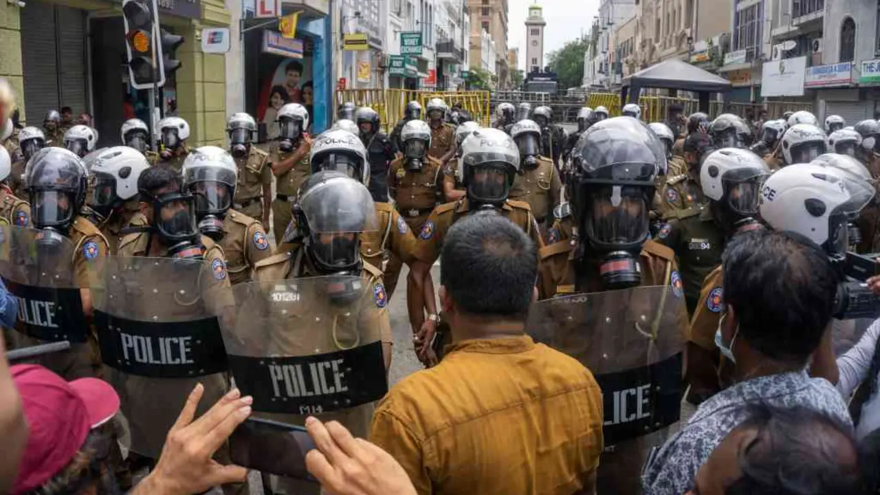 A polic&iacute;a usa auga e gases lacrim&oacute;xenos para dispersar unha protesta realizada por un grupo de agricultores preto do Palacio Presidencial de Colombo.