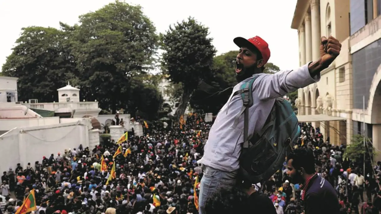 Milleiros de persoas mant&eacute;&ntilde;ense no palacio presidencial srilank&eacute;s desde o pasado s&aacute;bado, forzando a renuncia dos l&iacute;deres do pa&iacute;s. (Foto: BillyM2K)