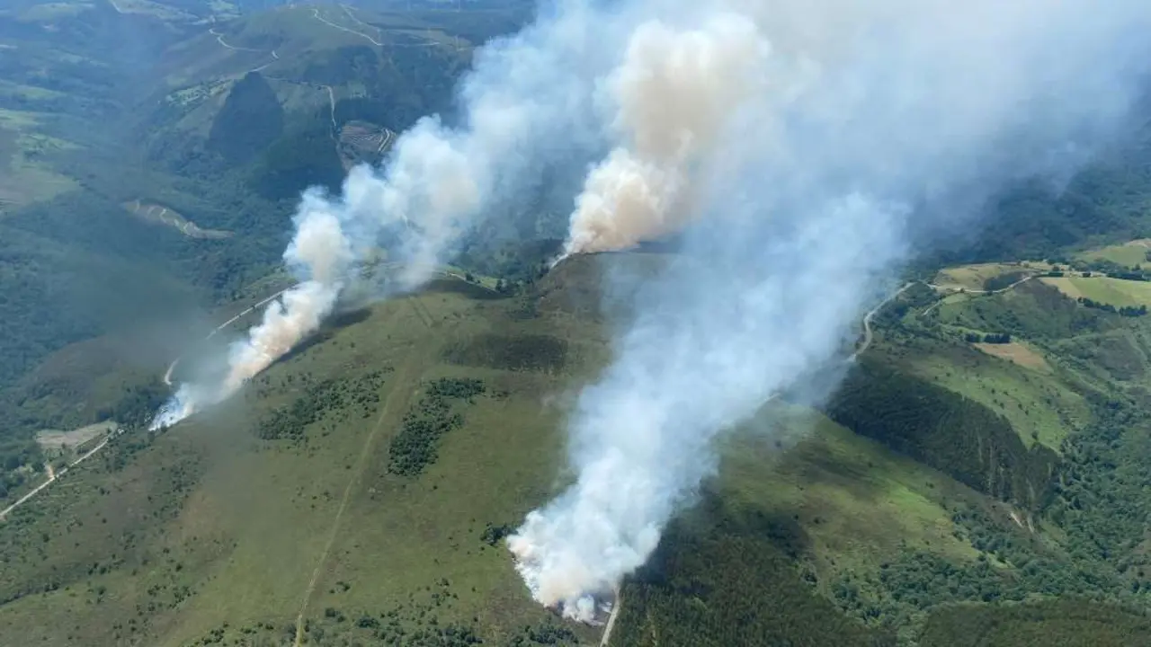 Os tres focos prendidos en Ourol esta segunda feira. (Foto: Brigada de Marroxo)