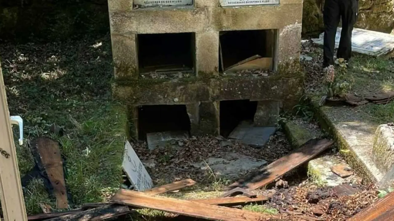 Sepulturas profanadas en Castroverde. (Foto: Europa Press)