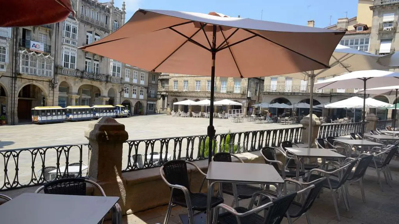 Terrazas baleiras en Ourense por mor da calor extrema, que segue sen remitir. (Foto: Rosa Veiga / Europa Press)
