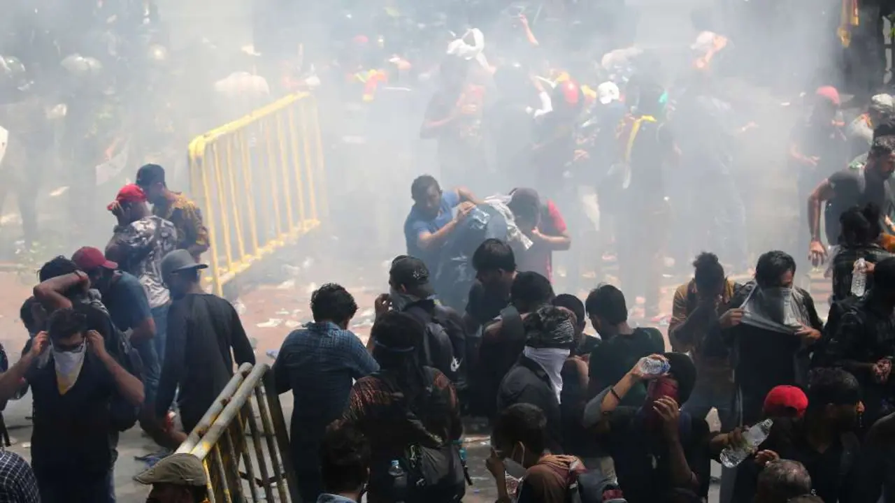 Choques entre polic&iacute;as e manifestantes esta cuarta feira, cando trataban de entrar na oficina do primeiro ministro. (Foto:  Pradeep Dambarage / ZUMA Press Wir / DPA)