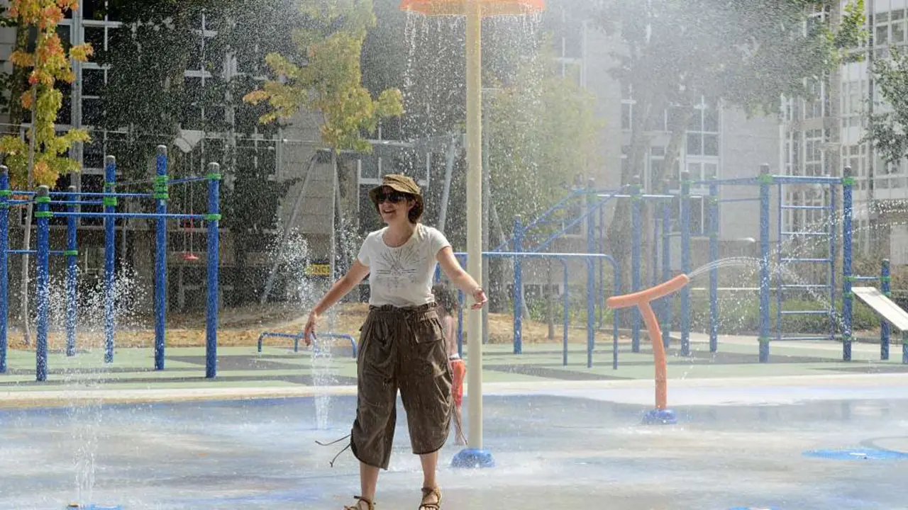 Ourense segue a liderar as temperaturas extremas. Na imaxe, unha muller refresc&aacute;ndose esta quinta feira nun parque do municipio. (Foto: Rosa Veiga / Europa Press)