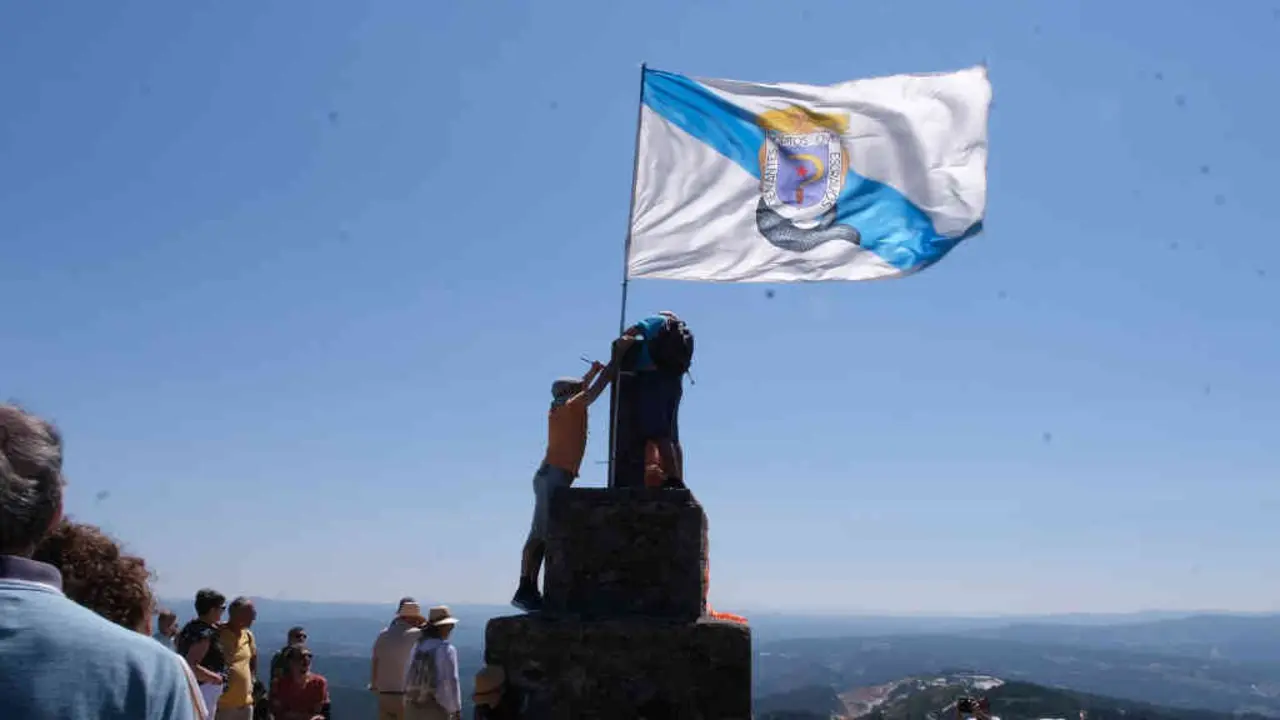 Colocaci&oacute;n da bandeira galega no cumio do Pico Sacro o 23 de xullo de 2022 (Foto: N&oacute;s Diario).