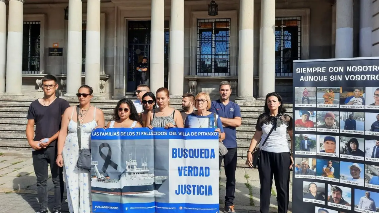 Nova protesta das familias do 'Vila de Pitanxo'. (Foto: Pedro Davila / Europa Press)
