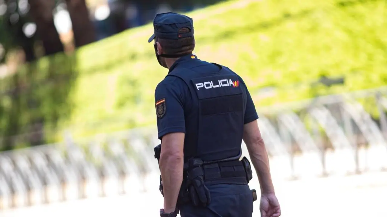 "Voute multar por faltar ao respecto", espetou o axente. (Foto: Eduardo Parra / Europa Press)