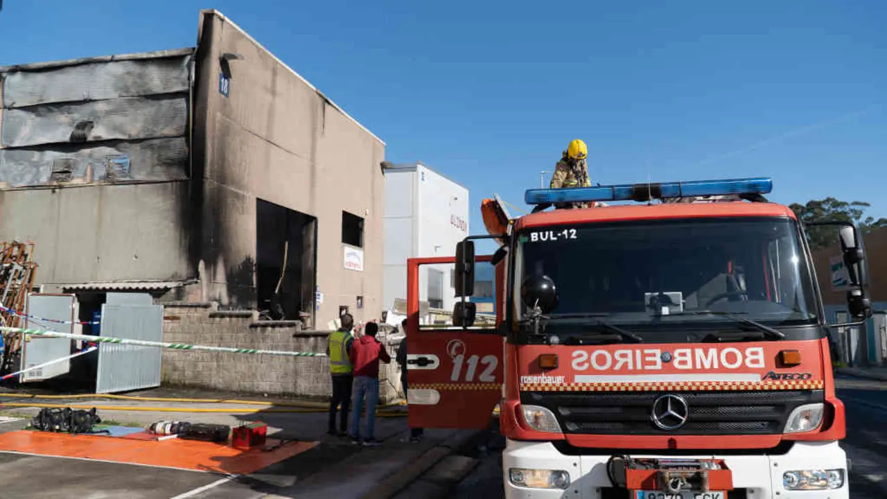 Un veh&iacute;culo de bombeiros durante unha intervenci&oacute;n en Bueu (Foto: Gustavo de la Paz / Europa Press)