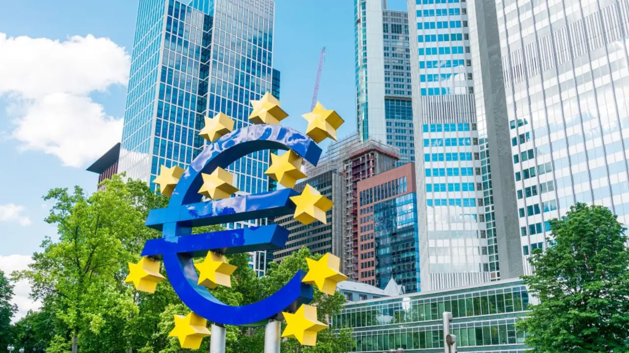O s&iacute;mbolo do euro diante da sede do Banco Central Europeo, en Frankfurt, Alema&ntilde;a. (Foto: Europa Press)