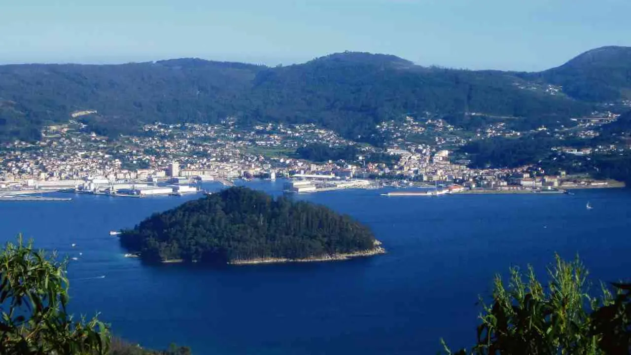 Vista de Mar&iacute;n desde o monte Castrove.