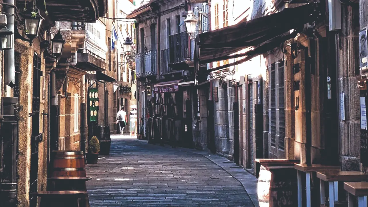 R&uacute;a da zona vella de Baiona. (Foto: N&oacute;s Diario)