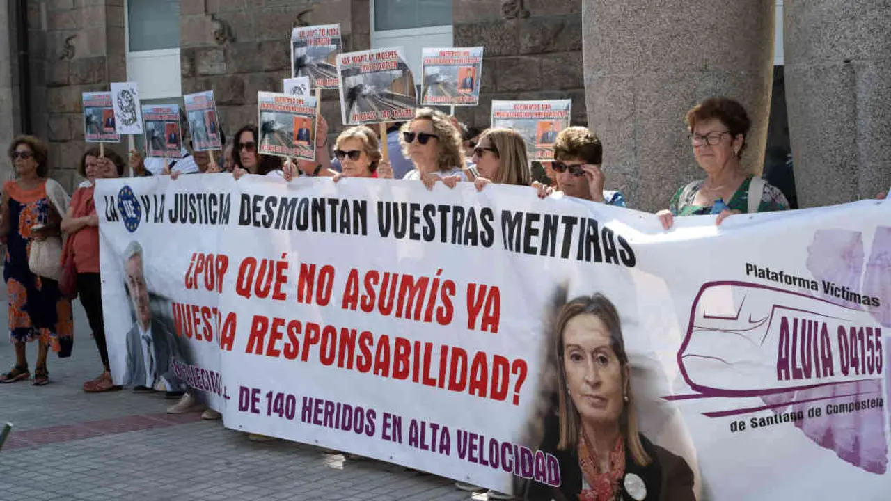 Manifestaci&oacute;n das v&iacute;timas do Alvia, o pasado 24 de xullo en Santiago de Compostela (Foto: C&eacute;sar Arxina / Europa Press)