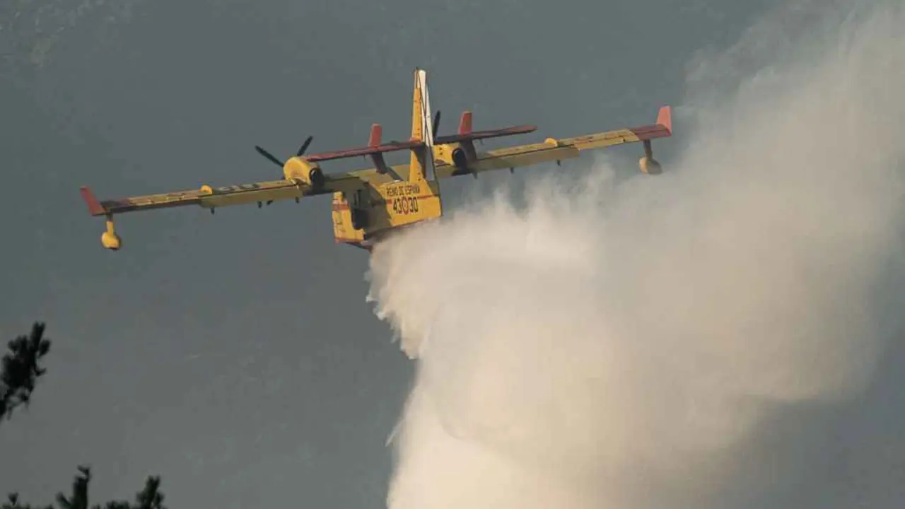 Un hidroavi&oacute;n (Imaxe: C&eacute;sar Arxina / Europa Press).