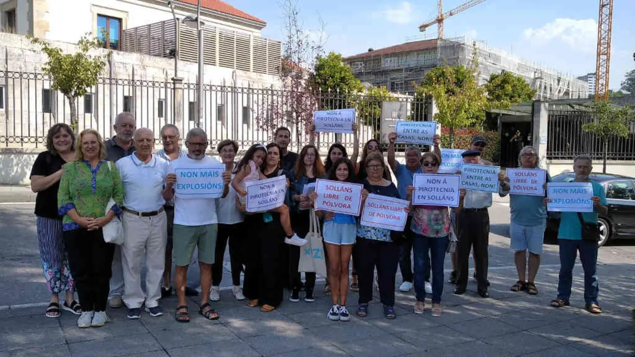 Veci&ntilde;as e veci&ntilde;os de Teo esta quinta feira en Compostela, diante do Rexistro Xeral da Xunta da Galiza (Foto: N&oacute;s Diario).
