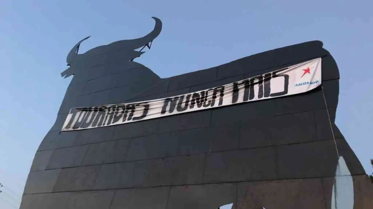 Faixa antitaurina colocada por Galiza Nova nun touro de Osborne.