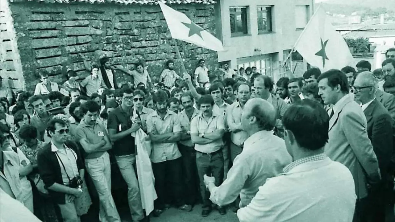 Inauguraci&oacute;n da r&uacute;a dedicada a Reboiras en Corcubi&oacute;n. Interv&eacute;n Bautista &Aacute;lvarez e &aacute; s&uacute;a dereita at&oacute;pase Rafael Mouzo (Imaxe: Xan Carballa)