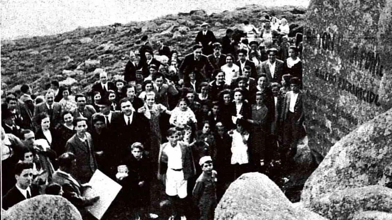 O 9 de febreiro de 1936 o monte de Bri&oacute;n pasou a chamarse o "Monte dos poetas" ao dedicarlle varios penedos a autores e autoras do pa&iacute;s.